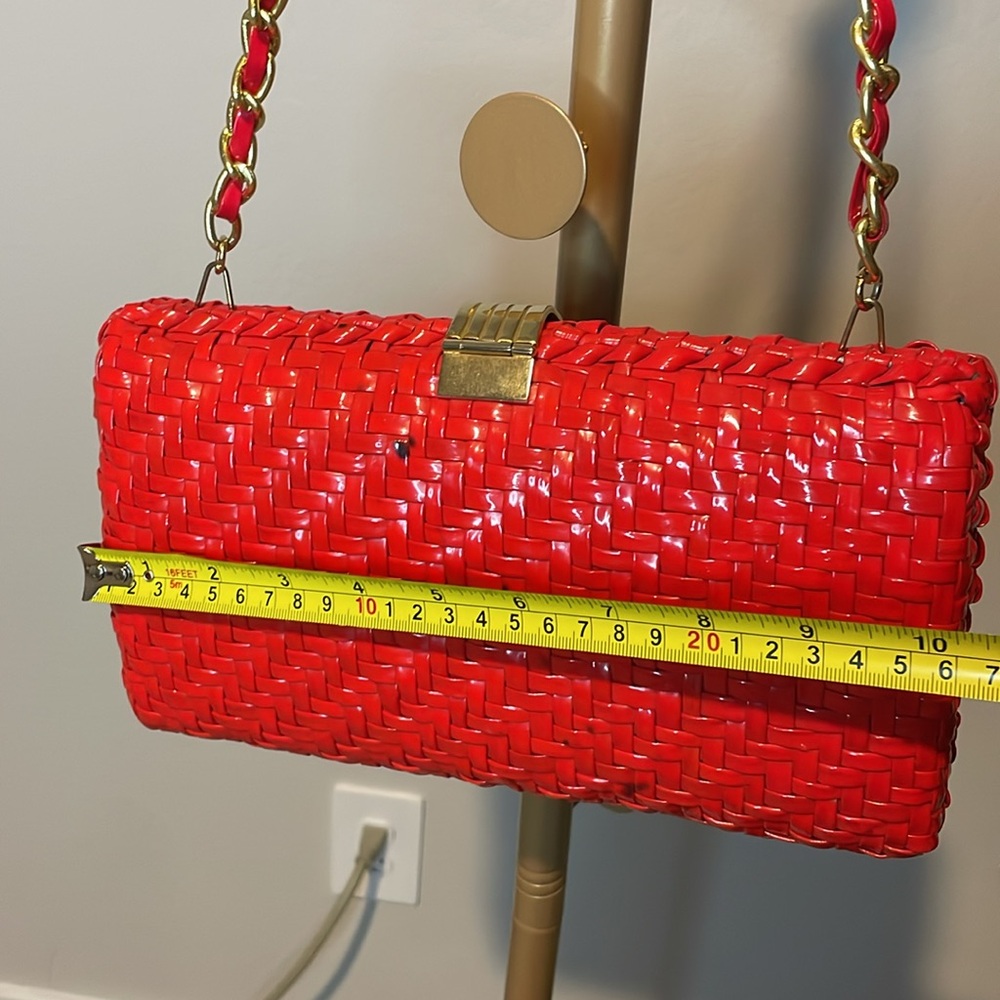 Vintage 1960's Red Woven Wicker Basket Purse Box Barrel Shape Gold Chain Metal - Picture 2 of 8